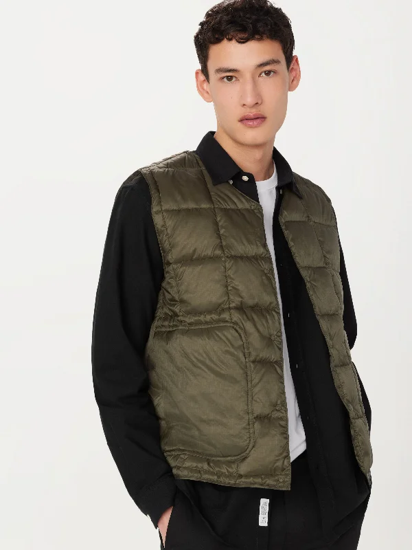 Weekend Offers That Dazzle The Aero Packable Vest in Tuscany Green